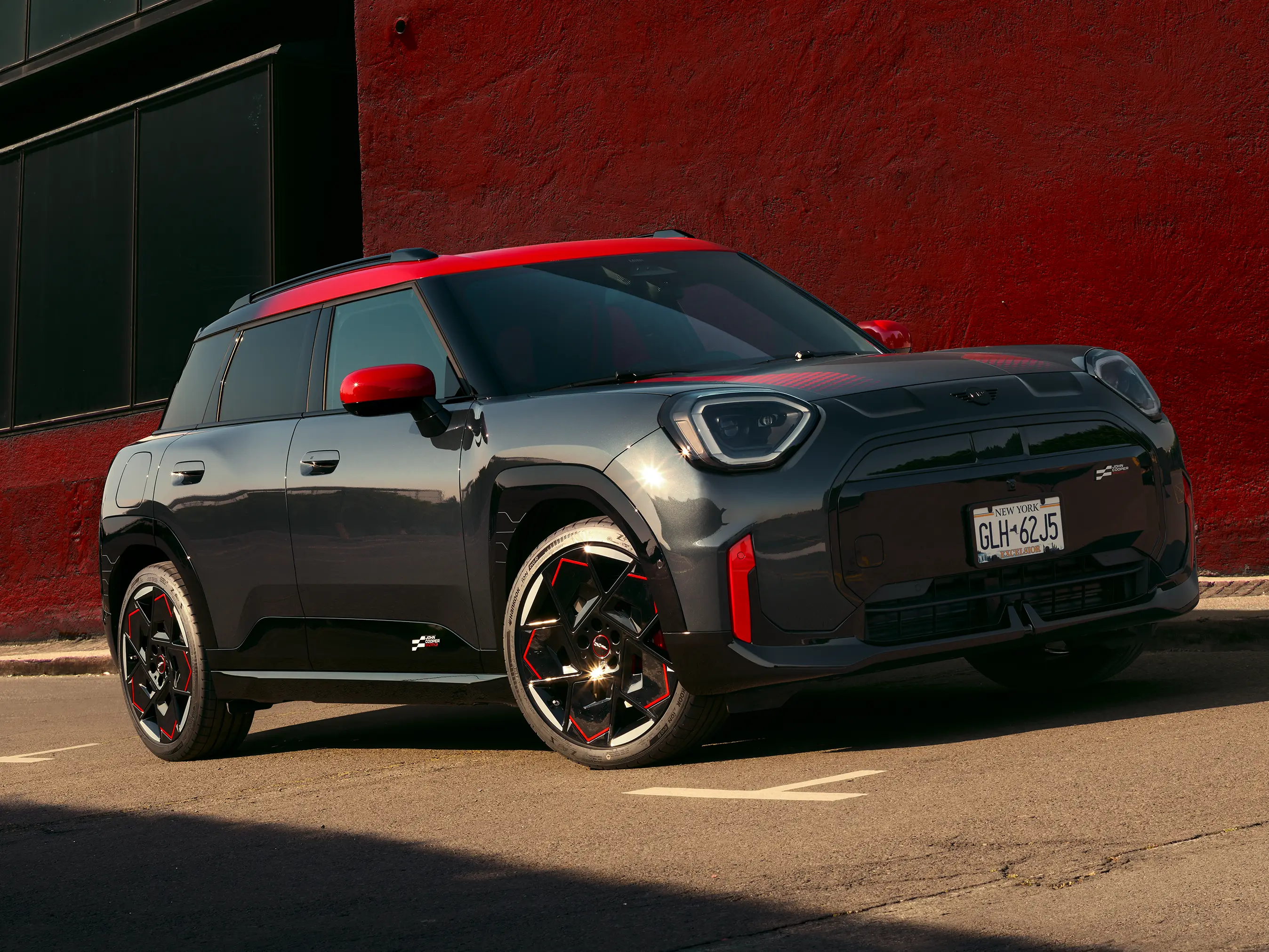 MINI John Cooper Works - J05 JCW изглед отстрани