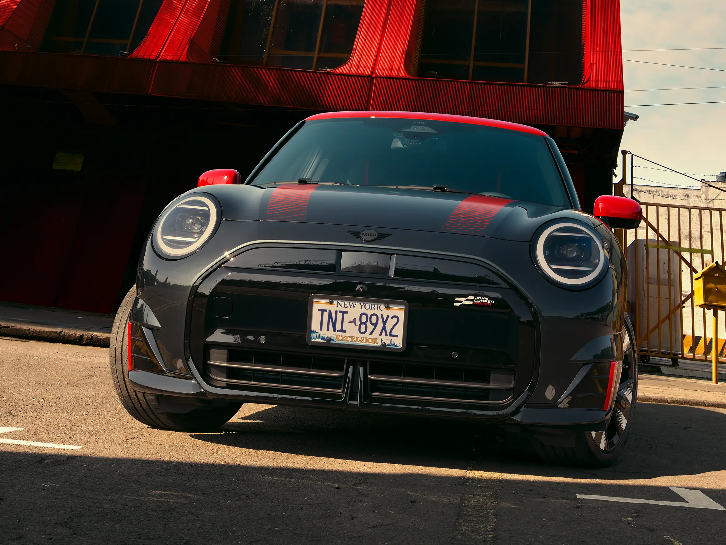 MINI John Cooper Works - J01 JCW изглед отстрани