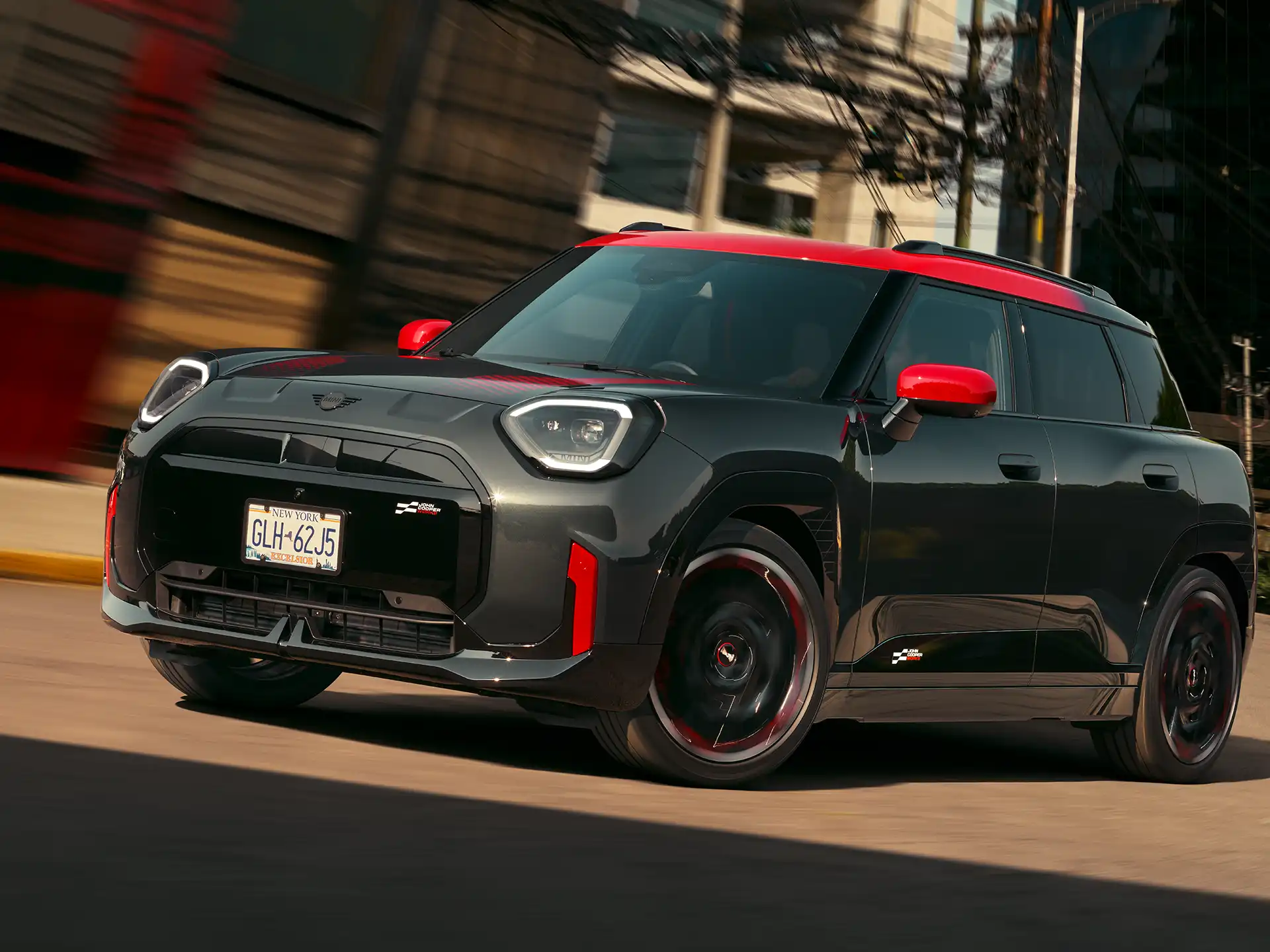 MINI John Cooper Works - J05 JCW изглед отстрани